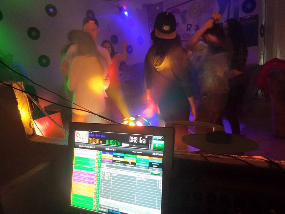 DJský pult v Crazy Music Baru s nasazením Radio Profesional v Mostě, budova Rozkvět